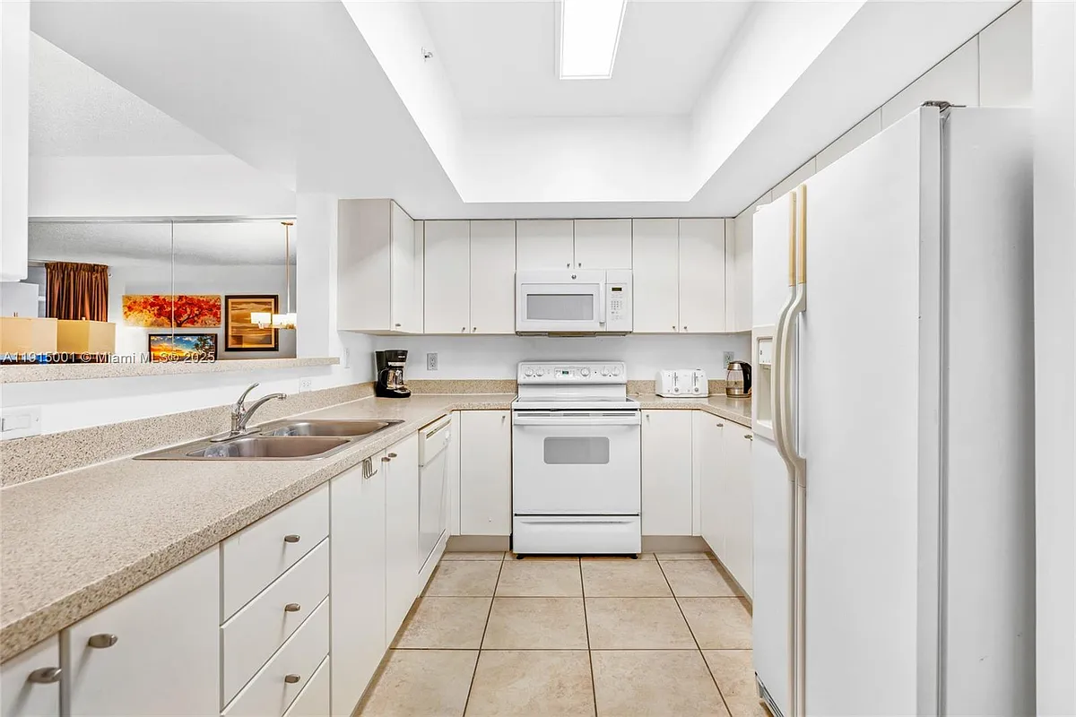 Building Photo - 17375 Collins Ave #1005