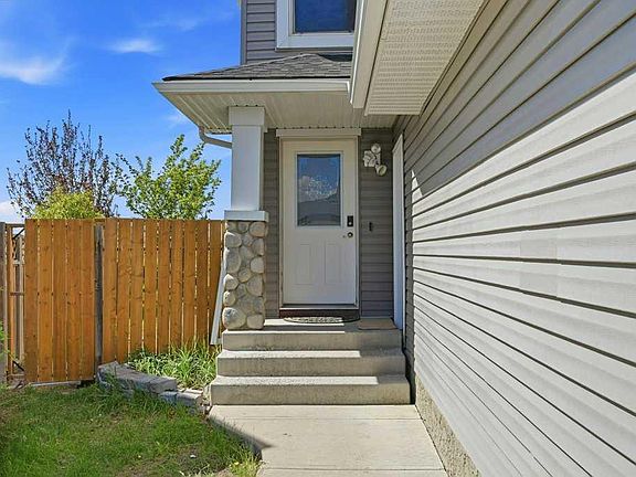 3rd image of 86 E Saddlecrest Close NE