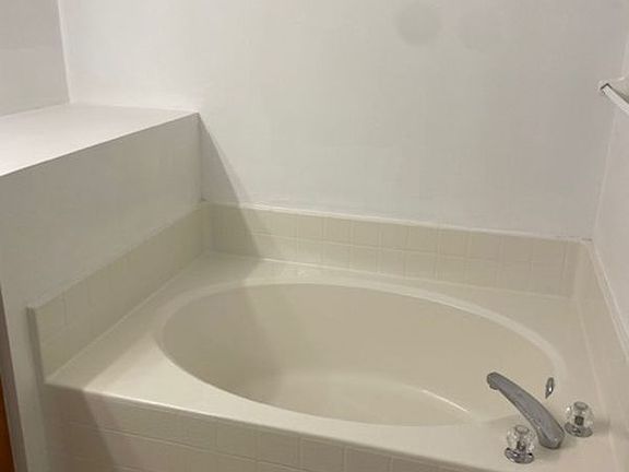 5th image of 51 Fordham Ln