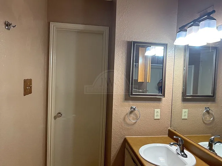 2212 Silverhill Dr — Photo 10