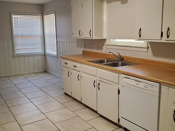 Kitchen & Dining Area