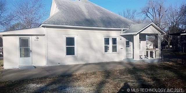 2nd image of 223 W Elm St