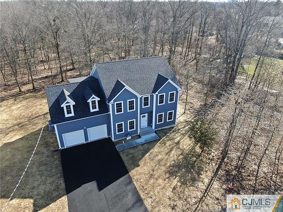 4th image of 301 Cedar Ave