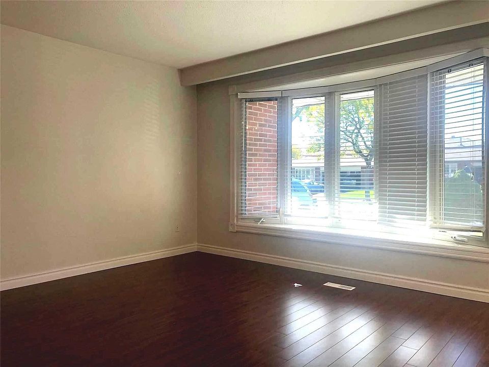 1st image of 641 Eaglemount Cres
