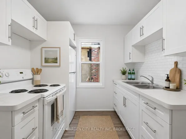 106 Carlton St, Saint Catharines, ON L2R 1R3
