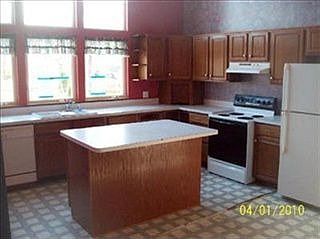 5th image of 122 Admiral Dr