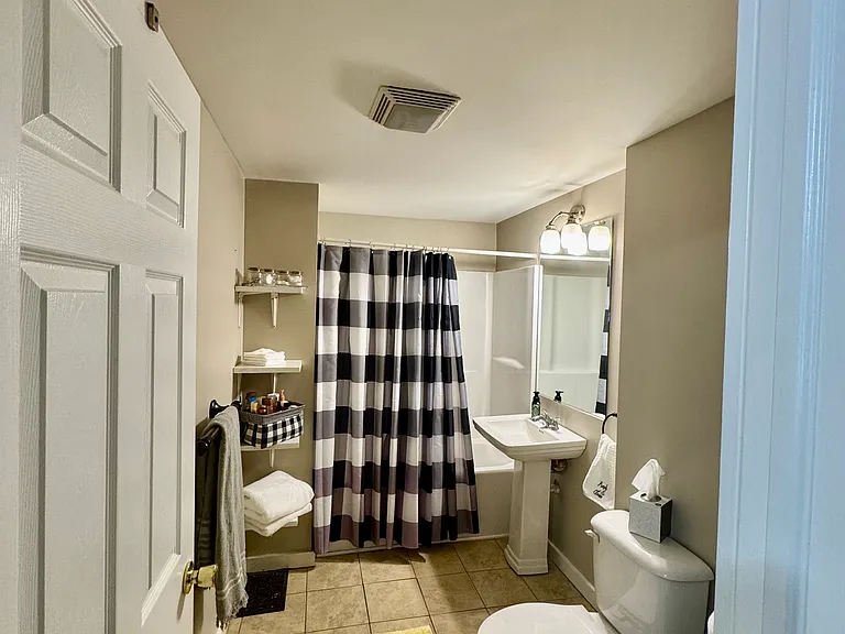 72 College St #10 — Photo 8