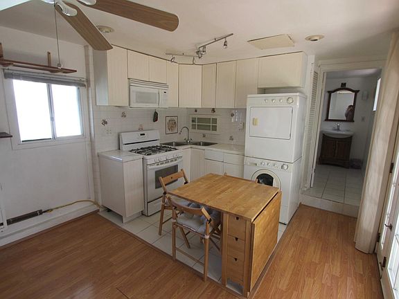 2nd image of 2947 Montrose Ave