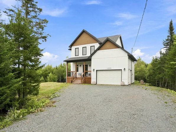 1253 McCabe Lake Dr, Middle Sackville, NS B4E 0P5