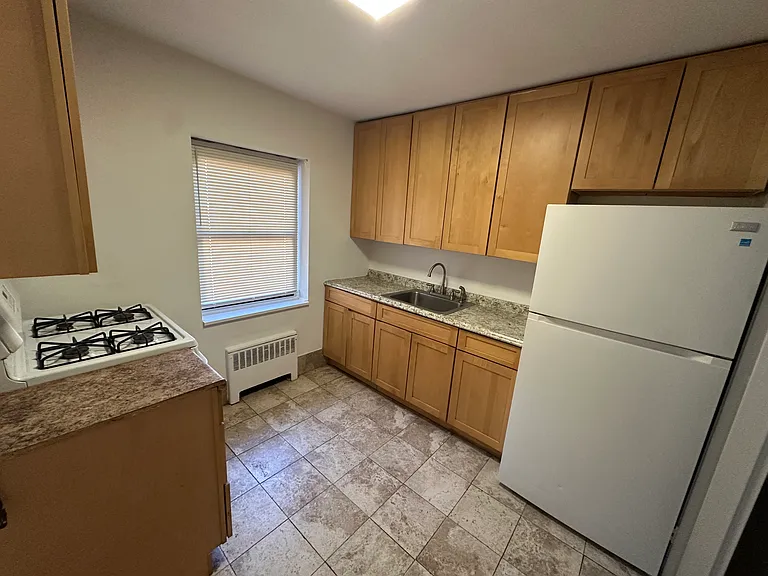 E Curtis St — Photo 1