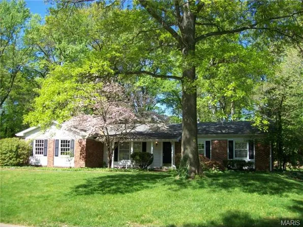 1811 Firethorn Dr, Saint Louis, MO 63131