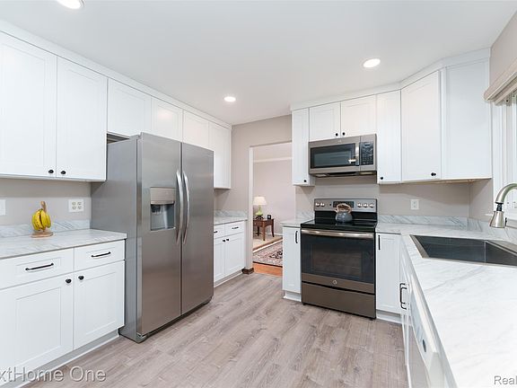 3rd image of 6448 Grand Circle Dr