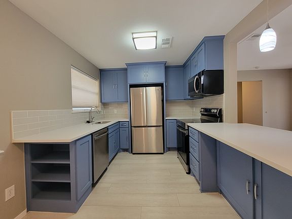 4th image of 4724 Laurel Ln
