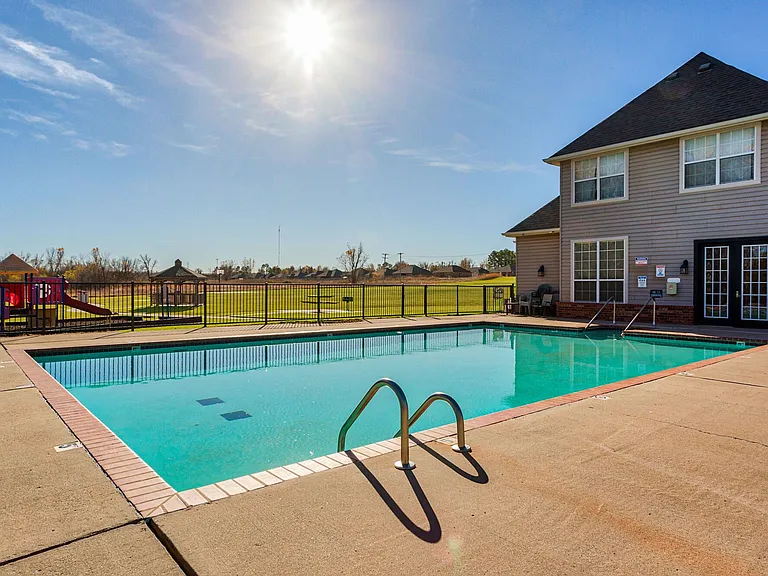 Autumn Brooke Apartments — Photo 16
