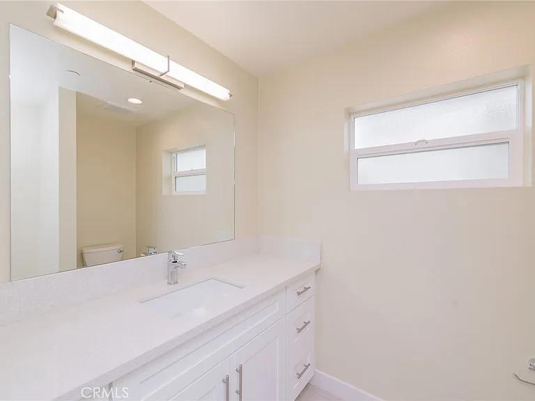 642 W Grand Ave — Photo 15