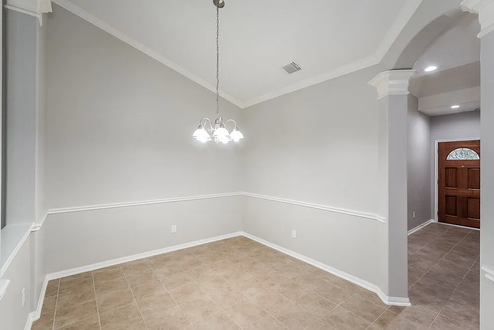 3 bed, 2.0 bath, 2066 sqft, $2,270 — Photo 4
