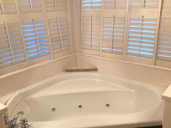 Jetted Tub/Master Bath