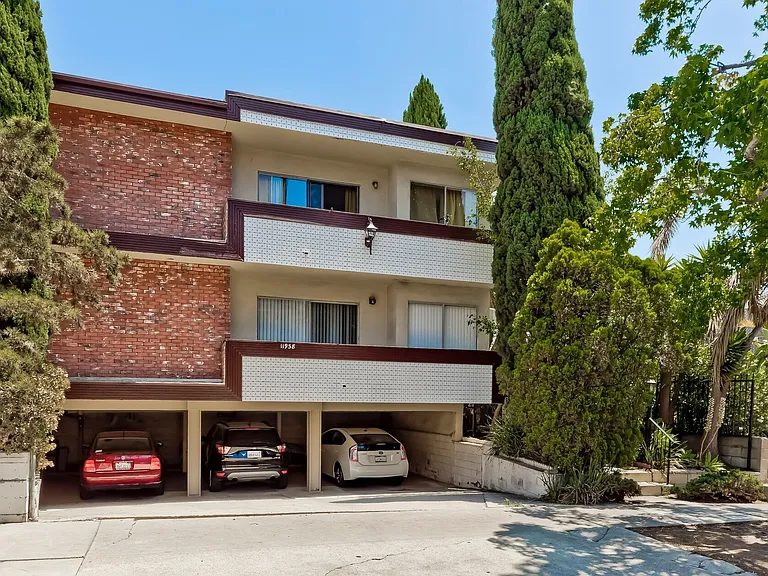 Primetime Brentwood — Photo 1