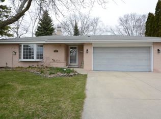 1626 Glen Anna Dr, Grafton, WI 53024