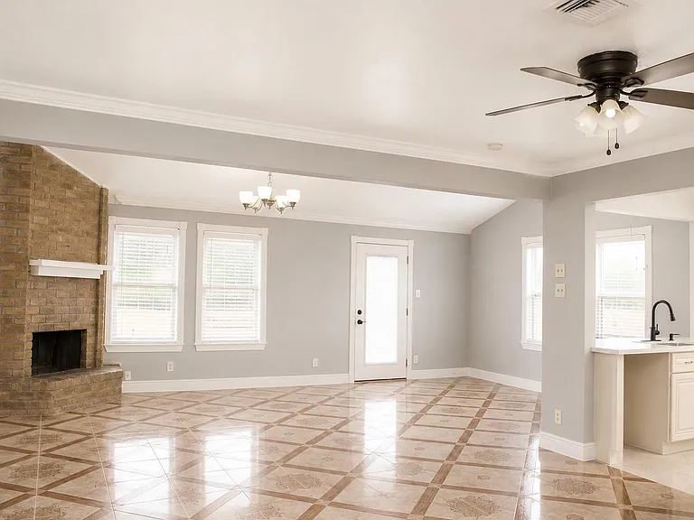 12815 Venice Ln — Photo 4