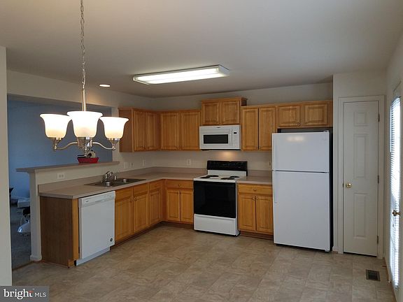 3rd image of 108 Merrill Ct