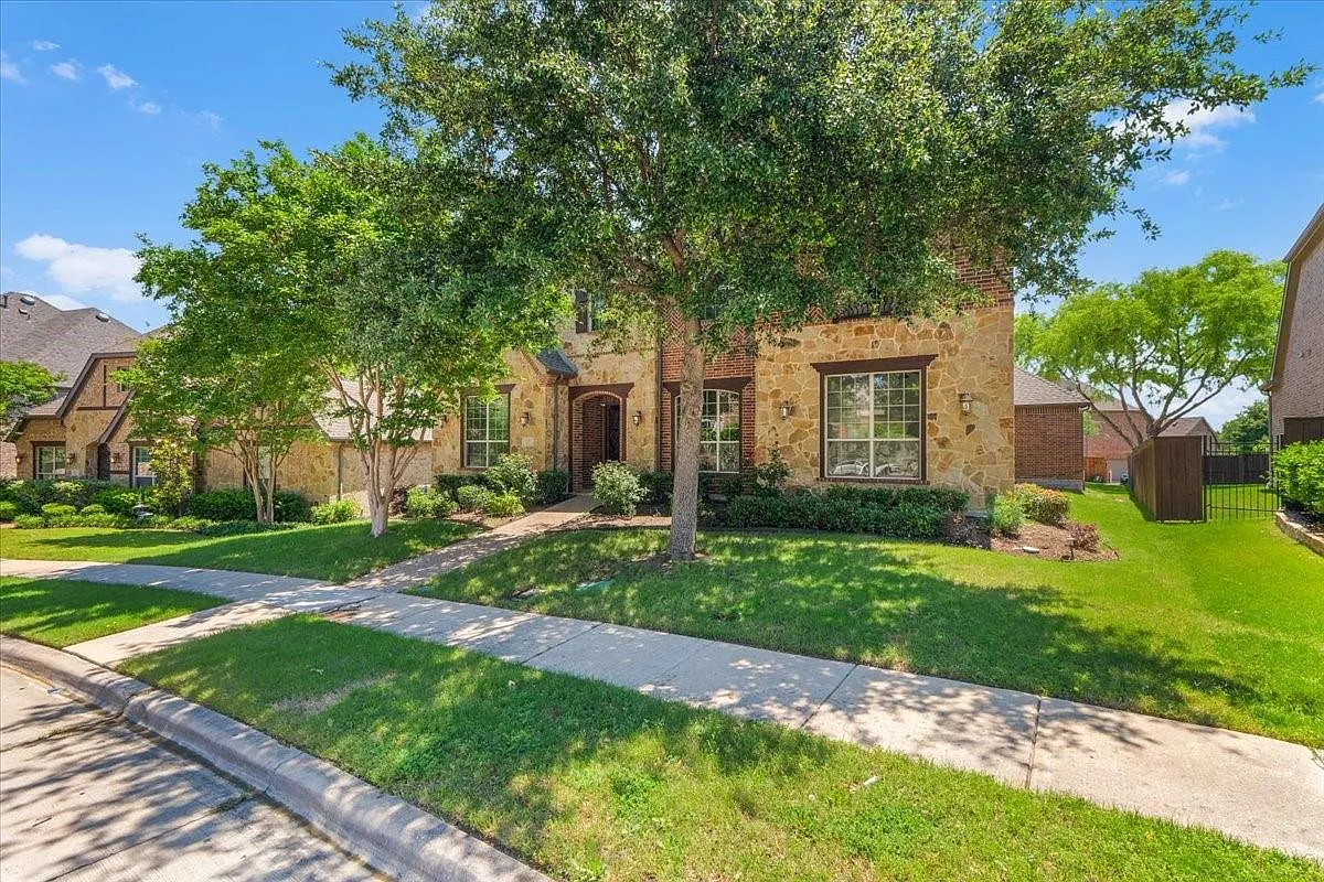 6 bed, 5.5 bath, 5013 sqft, $5,360 — Photo 4