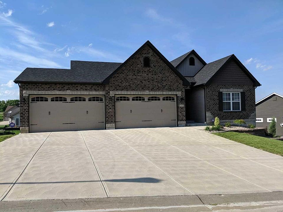 4+ garage, 1 bay is extra deep for a boat or toys!