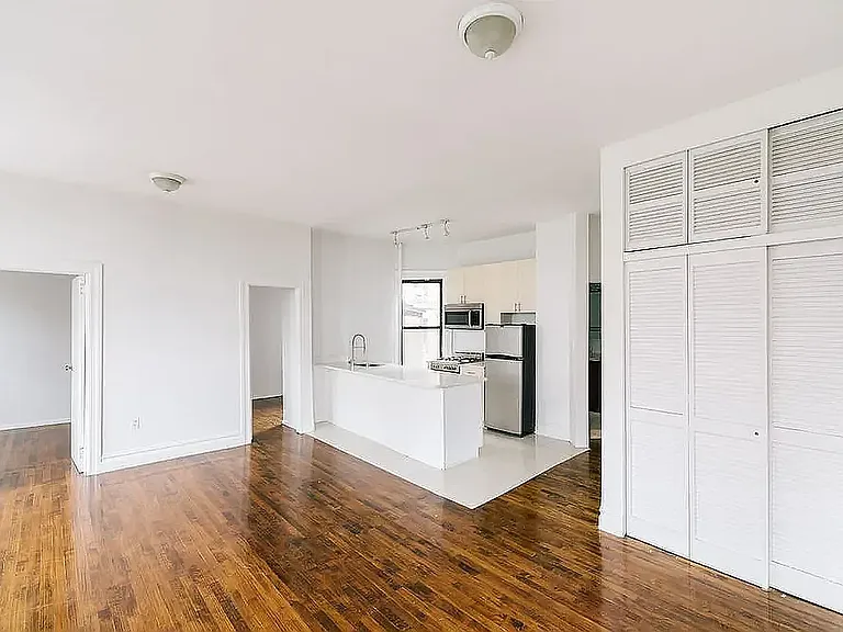 2 Bank St #6 — Photo 2