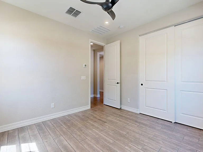 209 E Beatryce St — Photo 24