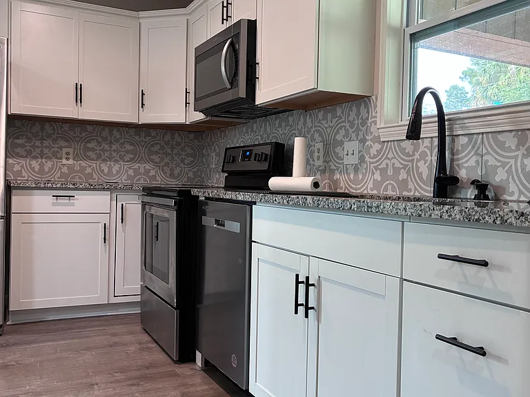 2328 Oakwood St — Photo 6