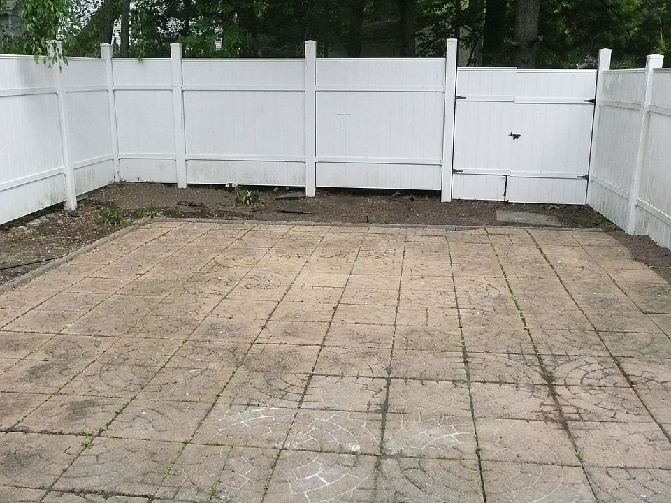 2nd image of 8 Catbird Ct