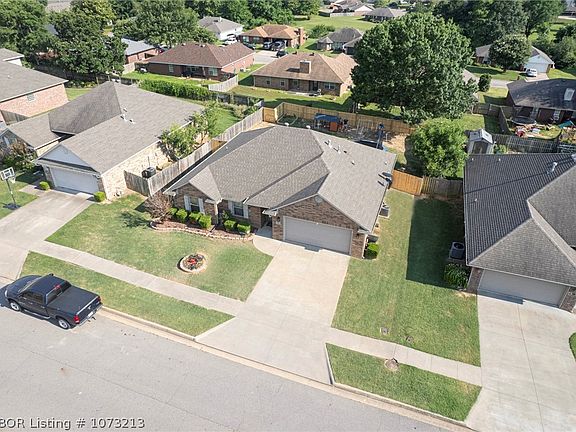 3rd image of 335 Boulder Dr