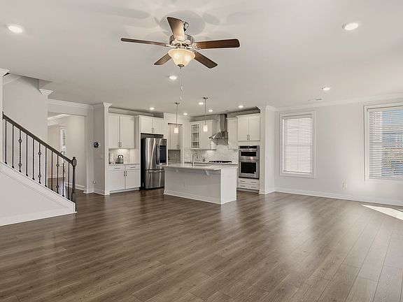 4th image of 8867 Bakersfield Dr
