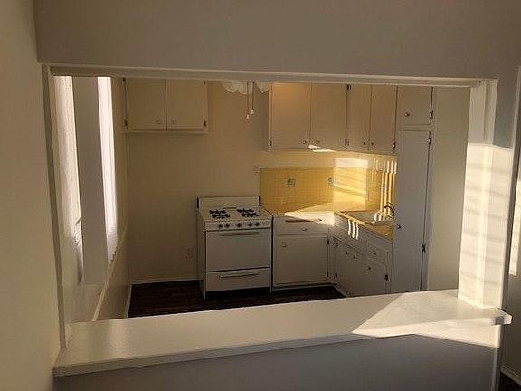 4th image of 409 S Manhattan Pl APT 23