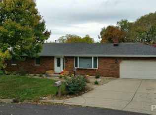 19 Oak Hill Ct, Pekin, IL