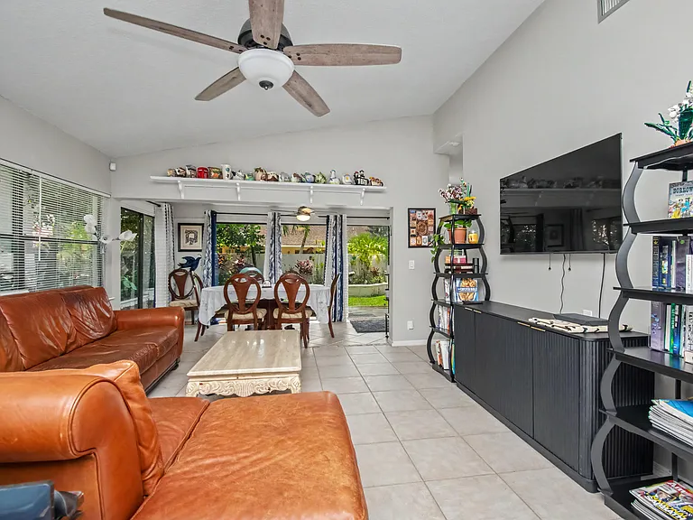 7678 Solimar Cir — Photo 12
