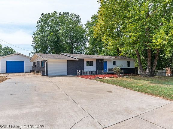 3rd image of 706 Martin Dr