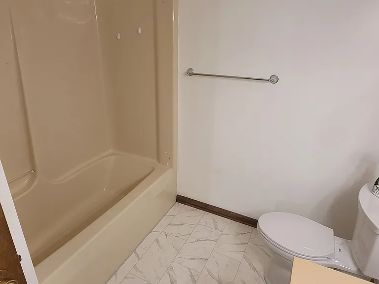 Upper Level full bathroom.
