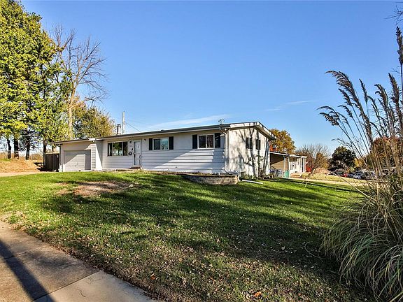 3rd image of 1590 Bluff Dr