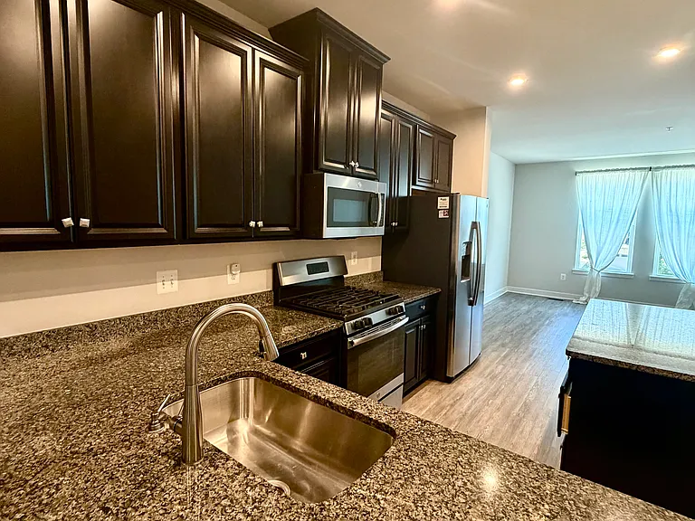 2807 Lewis Ave — Photo 2