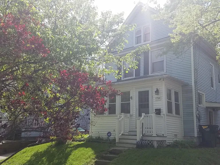 1720 Davis Ave — Photo 1