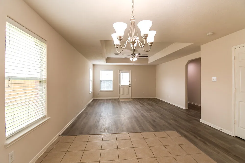 4 bed, 2.0 bath, 1828 sqft, $2,130 — Photo 4