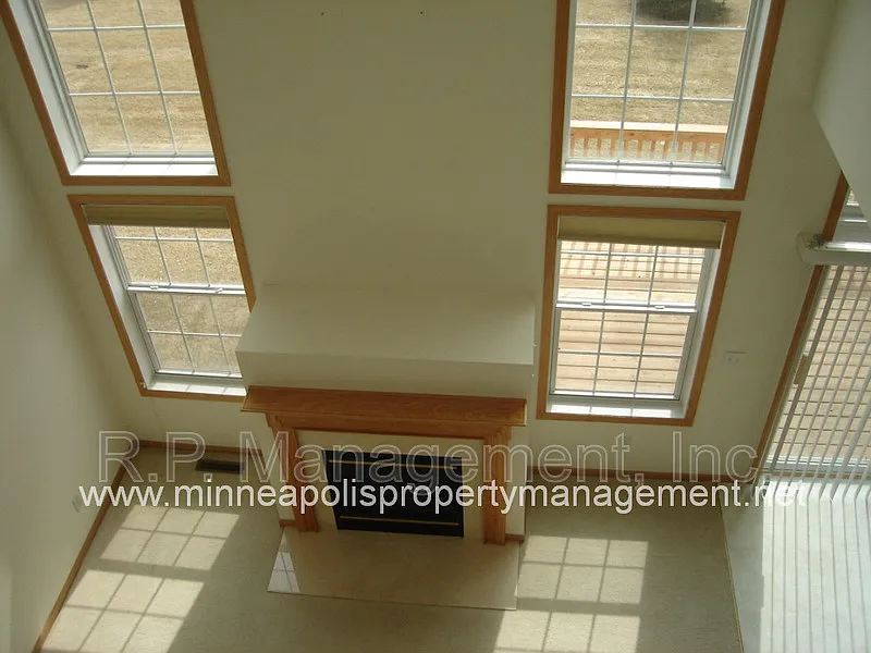 4 bed, 3.0 bath, 2250 sqft, $2,599 — Photo 4