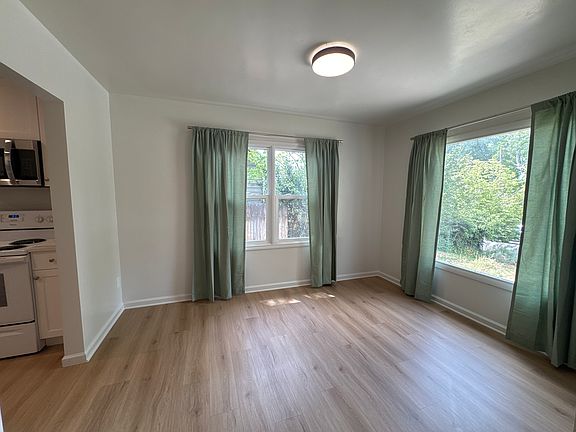 3rd image of 1264 E Stratford Ave