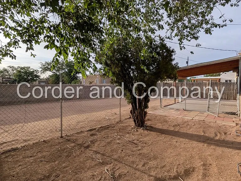 302 Valencia Dr NE — Photo 23
