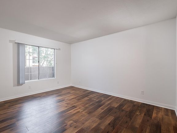 5th image of 5530 Owensmouth Ave APT 133