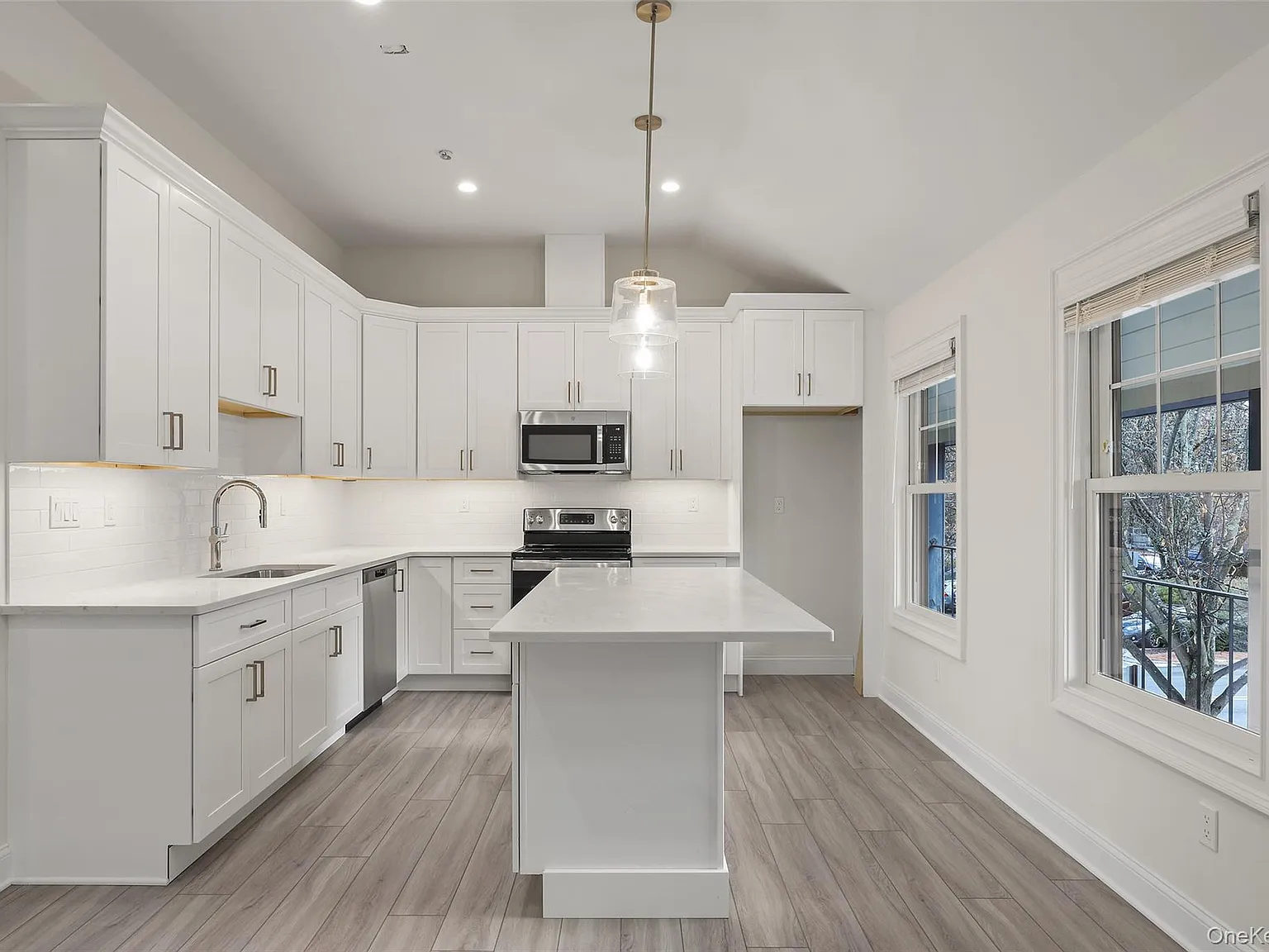 2 bed, 1.0 bath, 900 sqft, $3,500 — Photo 2