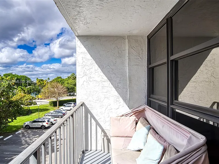 400 Leslie Dr #305 — Photo 22