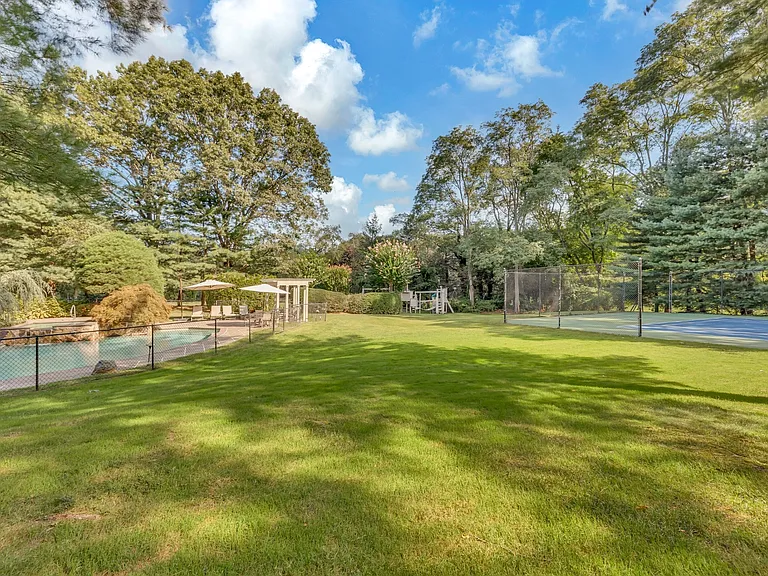 5 Coachmans Ct — Photo 35