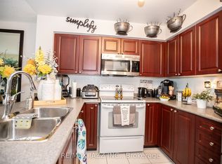 1600 Charles St #714, Whitby, ON L1N 0G4